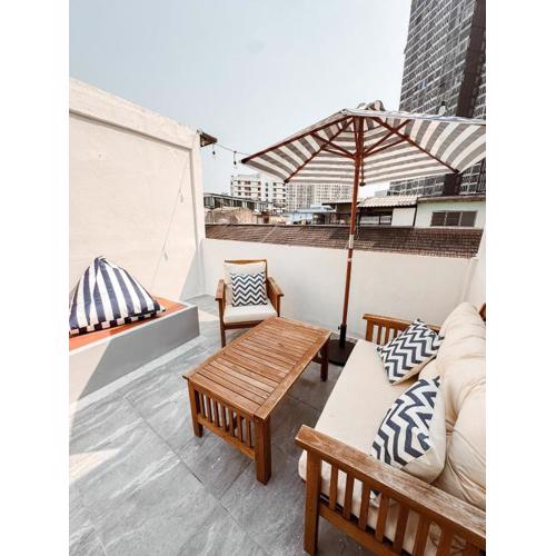 Spacious Relaxing Townhouse with Rooftop in Ekamai