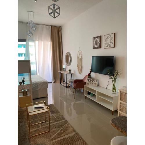Spacious Studio Apartment in Dubai Marina with Balcony
