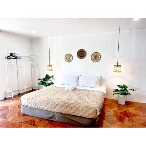 Spacious Studio w AC Central Area near Beach