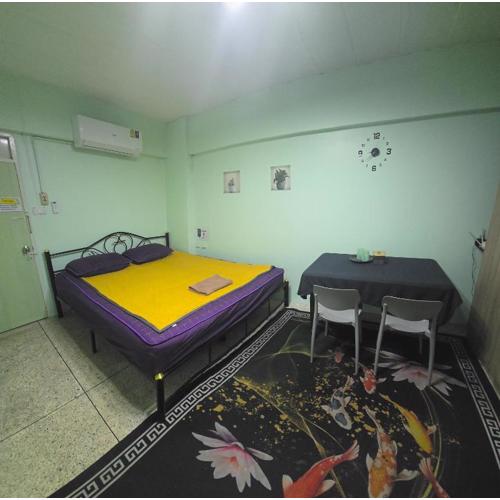 Spacious Studio with Private kitchen near Skytrain