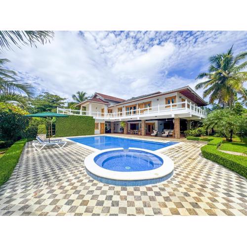 Spacious Tropical Villa with Pool 4Bedroom 7Beds 5Baths , Near Beach