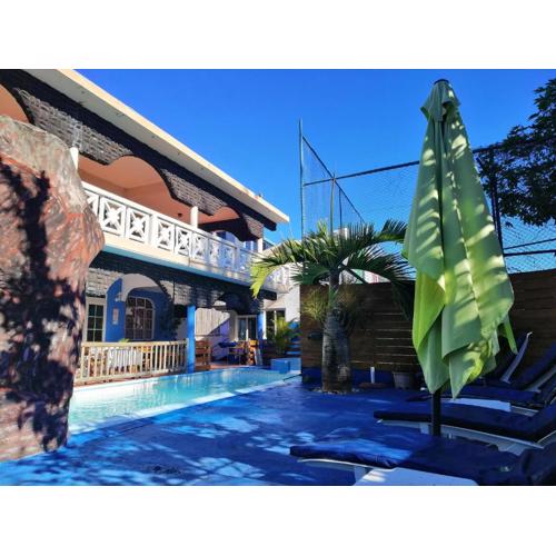 Spacious Villa with Pool and 10 Bedrooms in Quatre Cocos