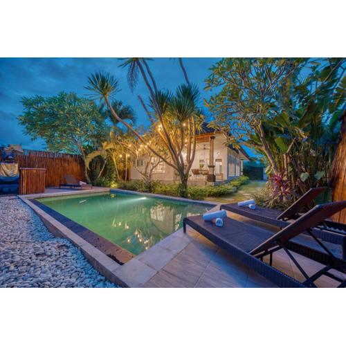 Spacious Villa with Pool & Garden - Central Location