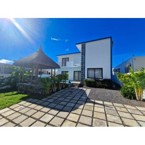 Spacious Villa with Private Pool & Garden - Ideal for Holidays & Longer Stays