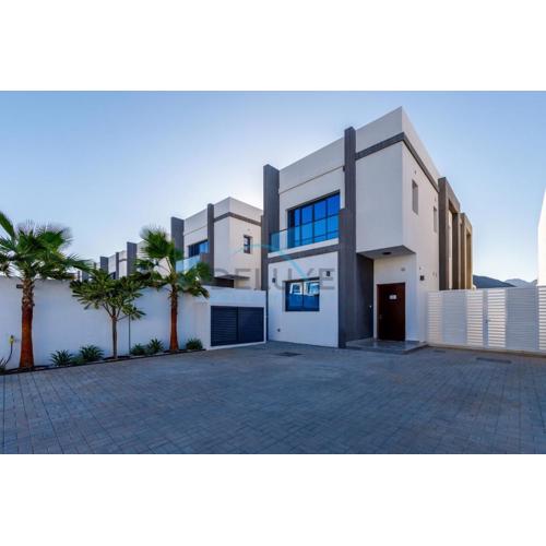 Special Rate with Temp Controlled Pool, BBQ & Maid's by Deluxe Holiday Homes