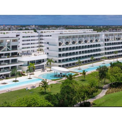 Spectacular ground floor with direct access to the infinity pool and views of the golf course-G115 Star