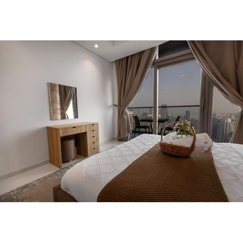 Spectacular views on high floor with Infinity Pool