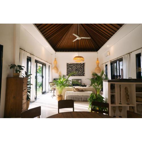 Splendid 3 BR villa with large pool and garden