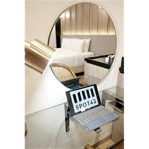 Spot 43 Cafe and Hotel