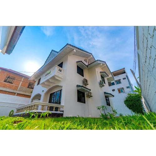 Standalone 3 bedroom 160 sqm villa with huge front and back yard, next to the internet-famous park in the ancient city