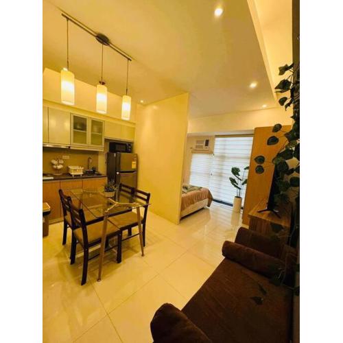 Staycation in Mckinley walking distance to Venice Mall