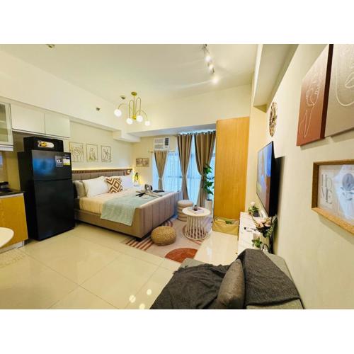 Staycation in viceroy mckinley near venice grand canal