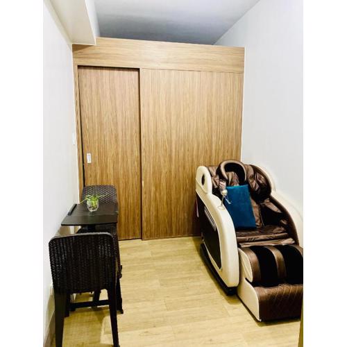 Staycation with Massage Chair 15 mins from NAIA