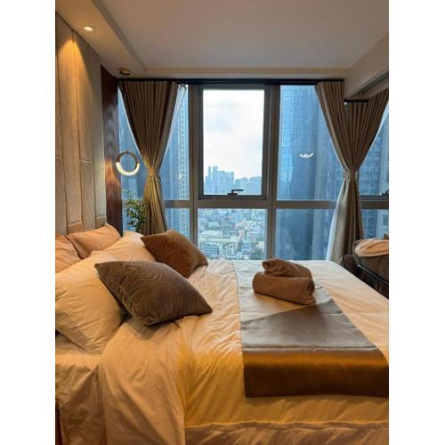 Staycations Up Above 14 @ BGC 1BR