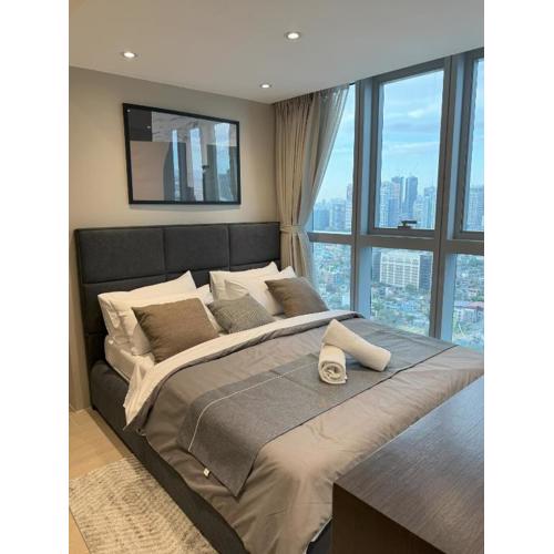 Staycations Up Above 16 @ BGC 2BR