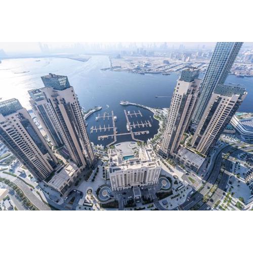 StayShort - Airy 5-Bedrooms Apartment at Harbour views with stunning scenery of Dubai Creek!