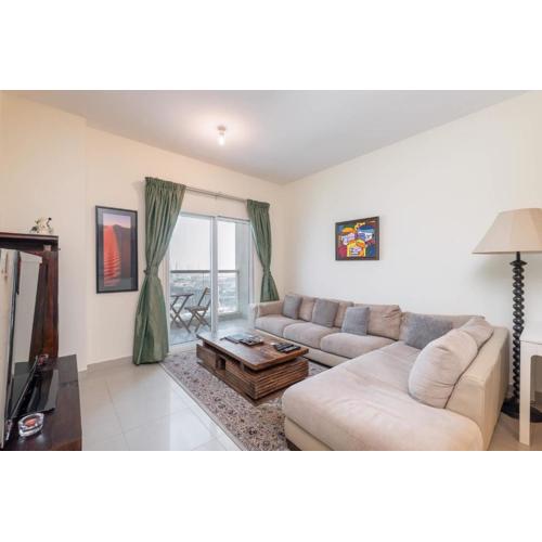 StayShort - Charming, Sun-Filled 1-Bedroom in Red Residence, Dubai Sports City