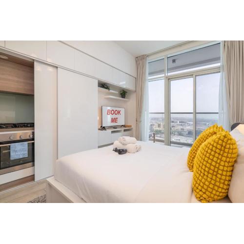 StayShort - Chic Studio in Dubai Marina Sleeps 2 with City View