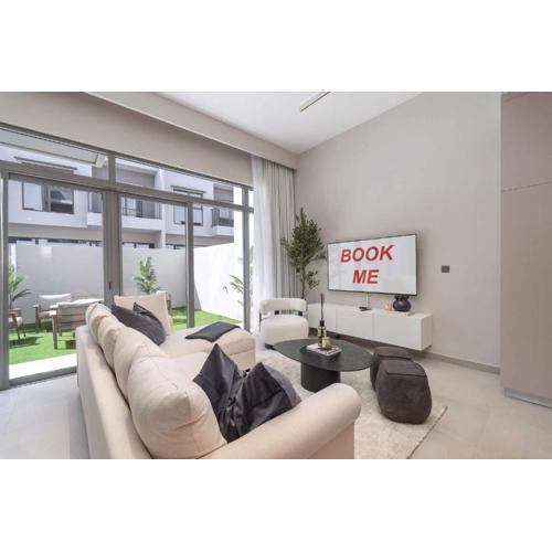 StayShort - Classy 4-Bedroom Villa With Spacious Balcony in Nad Al Sheba