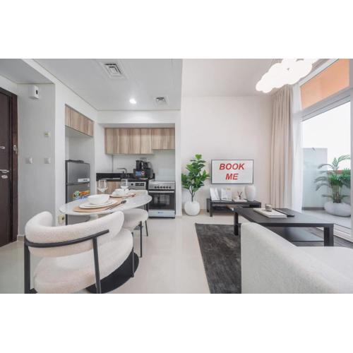 StayShort - Damac Hills chic 1 Bed with Basketball Court