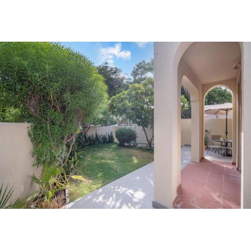 StayShort - Vibrant Villa in Springs 11 Sleeps 6 with Balcony