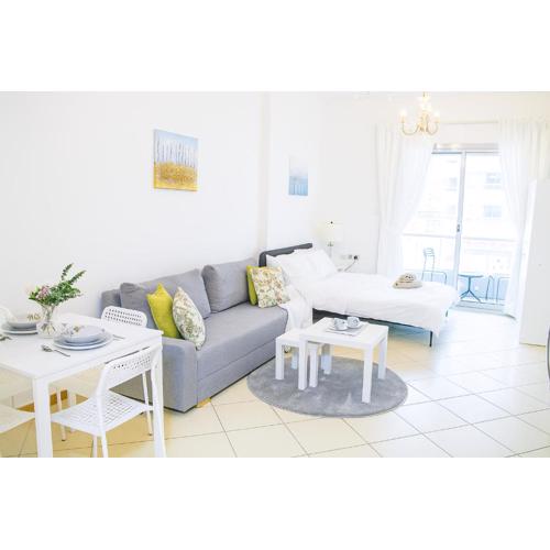 Studio apartment walking distance to metro and beach in Marina