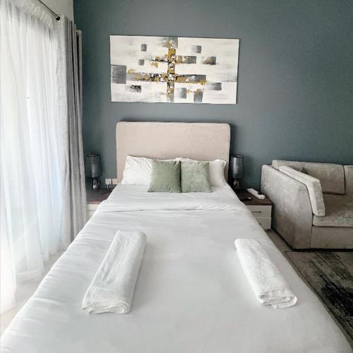 Studio Apartment with Stunning Marina Views