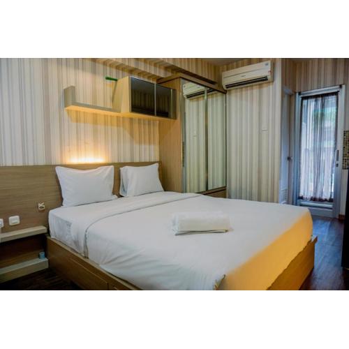 Studio Furnished with Comfort Design Green Bay Pluit Apartment By Travelio