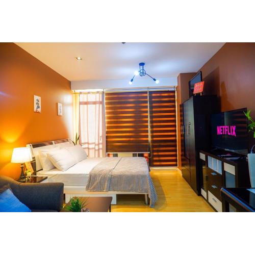 Studio in Makati - Fast WiFi, Big Balcony, Pool and Gym Access