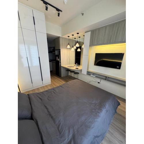 Studio Unit 5 mins to IT Park with Pool, Wifi & Netflix