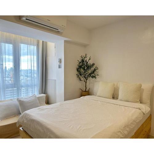 Studio Wifi with Free Pool Access and MRT Accessible near Timog