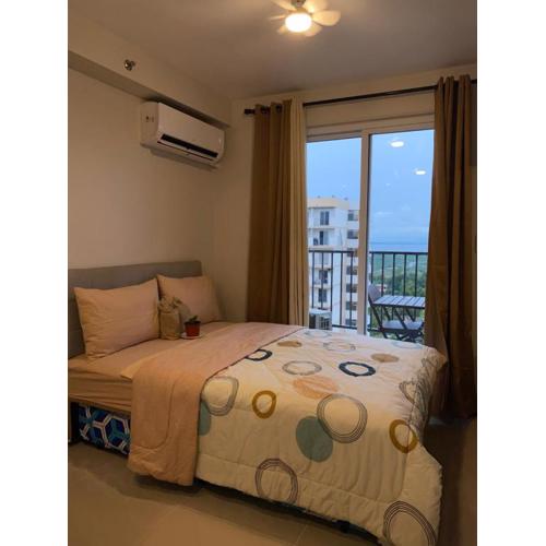 Studio with Balcony and Pool View in the Heart of Lapu-Lapu, Cebu