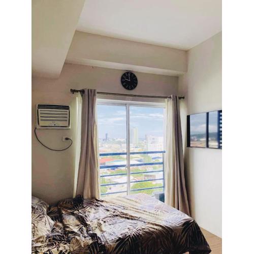 Studio with Balcony at The Loop Tower with Free Parking within Limketkai Center