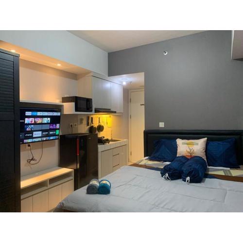 Studio with pool & next to mall