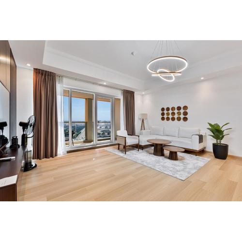 Stunning 1BR Haven with Canal Views, Gym and Pool