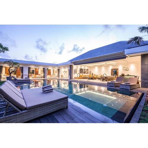 Stunning 6 Bedroom Villa Only 400m To The Beach