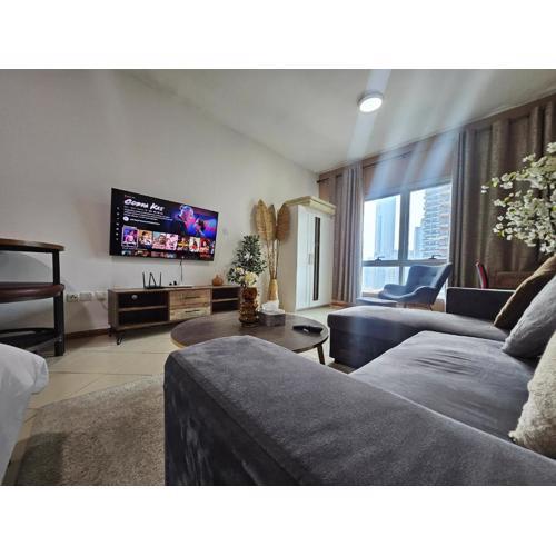 Stunning Apartment, Partial Sea View, Canal Marina View, 5 min walk To JBR Beach and METRO