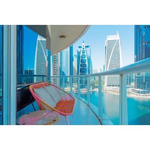 Stunning skyline- lake view modern cozy apartment