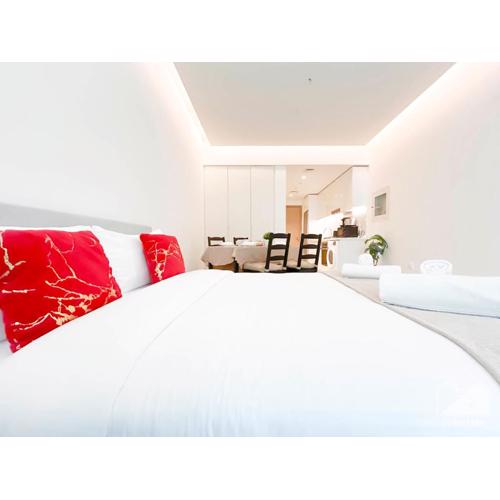 Stunning & Spacious Studio Balcony & View Dubai