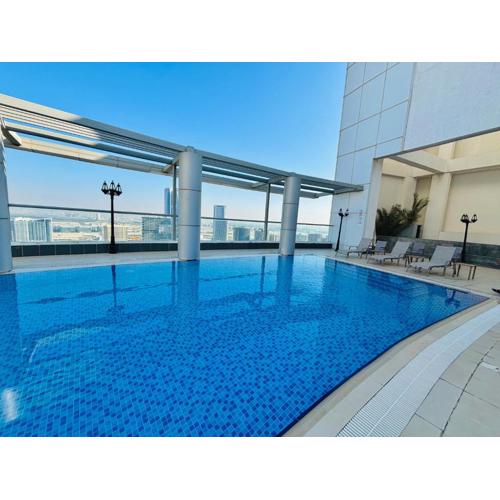 Stunning Studio with Rooftop Pool, Balcony & Gym