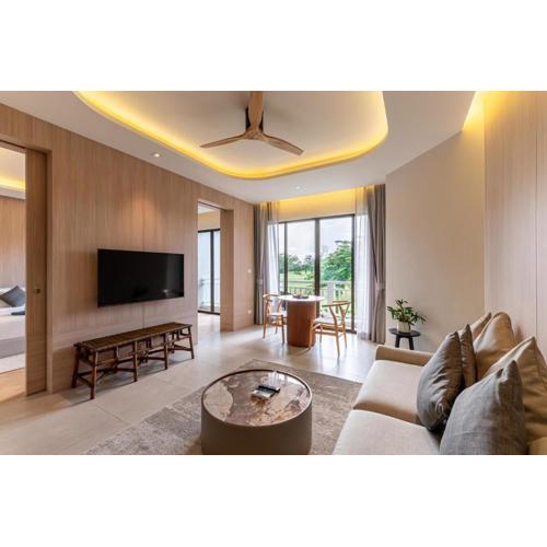 Stylish 1 Bedroom Apartment with Golf View, Steps from Bang Tao Beach, Allamanda Laguna