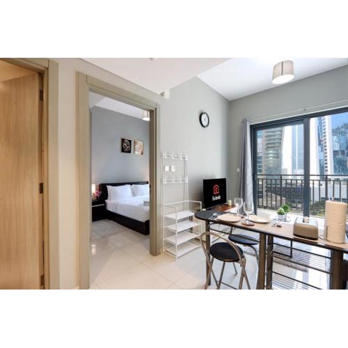 Stylish 1BR Close to Metro Burj Khalifa & Dubai Canal