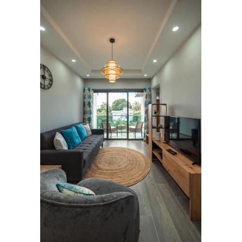 Stylish 2-Bedroom Apt, 4min Walk to Beach - RC7