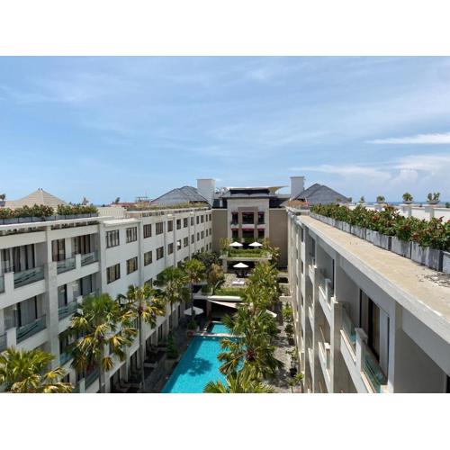 Stylish 2 Bedroom Penthouse Apt, Newly Refreshed, 50 Mbps, Pool, Gym, Resto