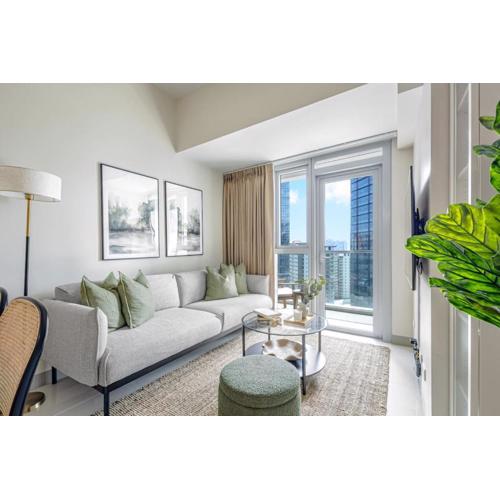Stylish 2 BR Home with Bathtub and Balcony Uptown BGC
