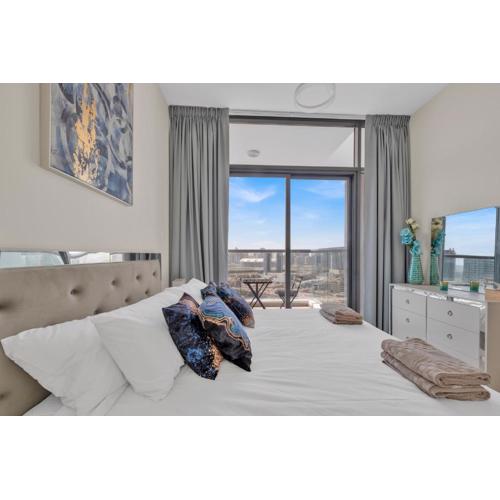 Stylish 2BR for 6 with King Beds, Pool, Gym in JVC