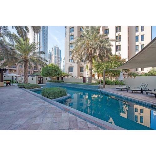 Stylish 2BR with Balcony Near Dubai Mall and Burj Khalifa