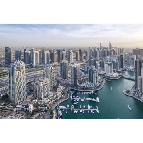 Stylish 3BR Apartment in Dubai Marina with Pool, Gym, and Views