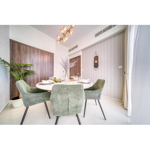 Stylish 3BR Townhouse with private outdoor lounge- Victoria Damac Hills 2