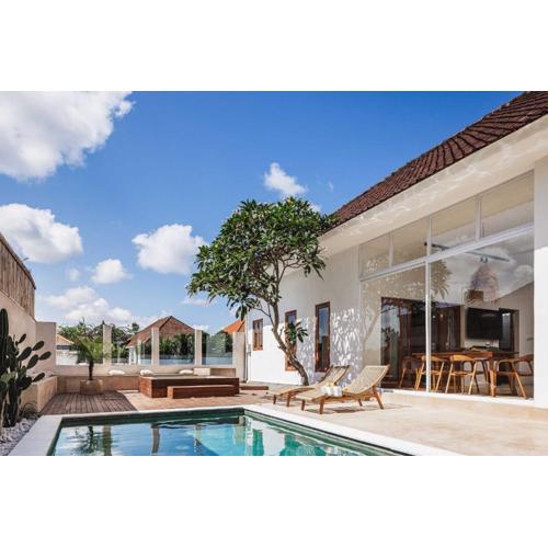 Stylish 3BR Villa with Jacuzzi - Walk to Beach